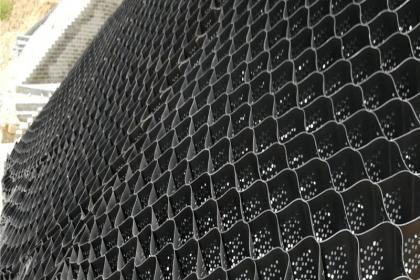 三维植被网、土工网与三维复合排水网 构筑现代生态与工程防护的基石